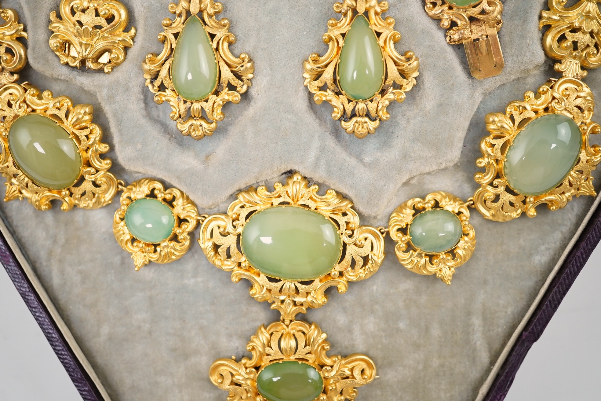 An early Victorian gold and cabochon chrysoprase? cluster set parure